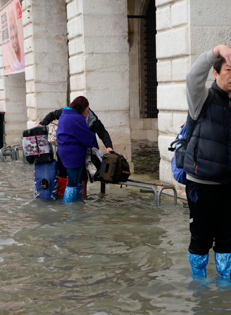 Benátky postihli najhoršie záplavy od roku 1966. Voda sa dostala aj do slávnej pamiatky
