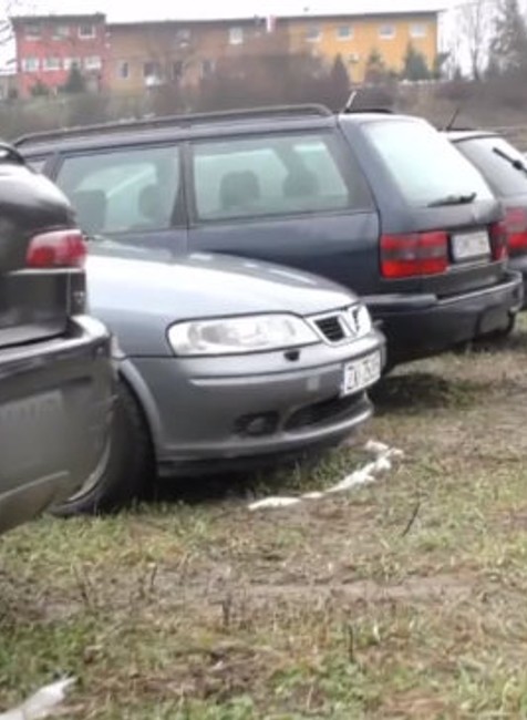 Na uliciach aj v záhradách parkujú dedinčanom stovky áut. Problém musí riešiť už aj vláda