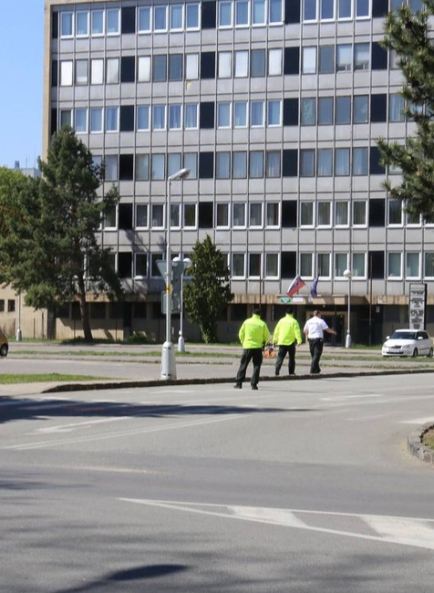 Nehoda na priechode pre chodcov. Muž(45) zrazil chodcov so zrakovým postihnutím