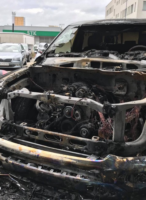 Podpaľač zapálil luxusné autá