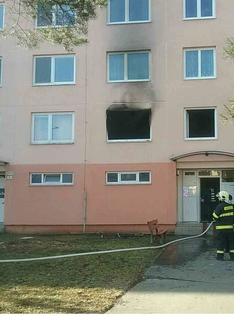 Na trenčianskom sídlisku vypukol požiar. Z bytu evakuovali 8 osôb
