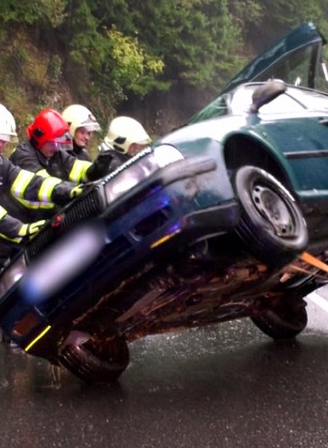 Mladík (18) nezvládol jazdu horským priechodom Donovaly. S novým autom skončil na streche