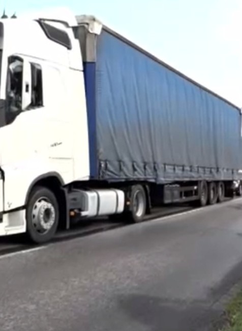 Nehoda kamióna a auta pri Rajeckej Lesnej