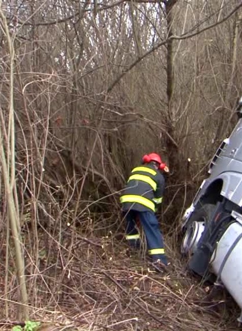 Kamión pred Ružomberkom skončil mimo cesty. Pri nehode z nádrže unikla nafta5628