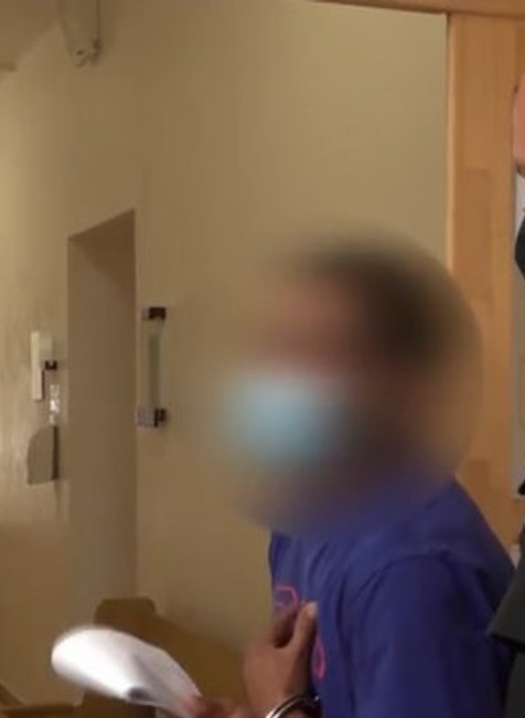 Muž vrazil susedovi mačetu do chrbta. 