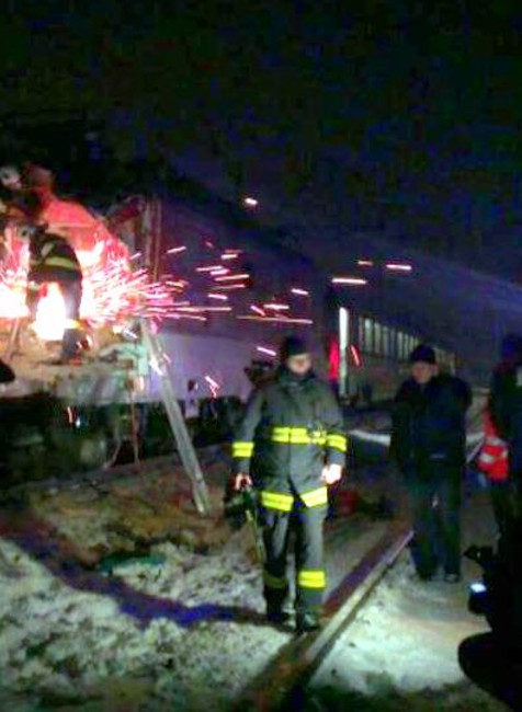 Hasiči záchranári vlak noc koľajnice vyslobodzujú rušňovodiča