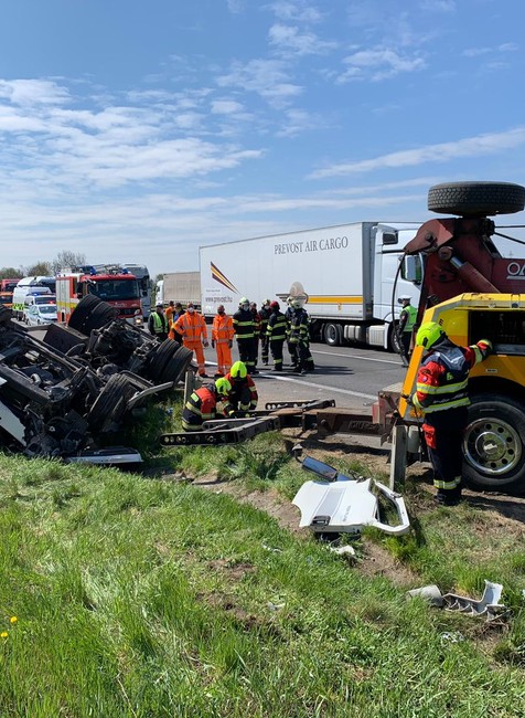 Diaľnicu D2 uzavrela nehoda