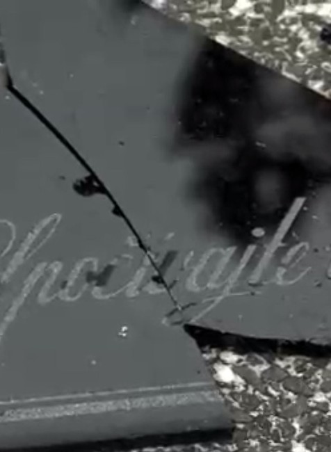 Vandali zničili hrob. Mužovi na invalidnom dôchodku ostali len oči pre plač