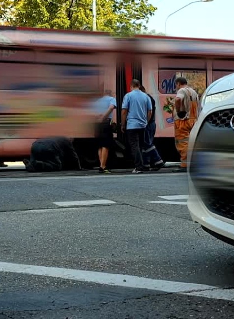 Vykoľajená električka skomplikovala situáciu v Bratislave. Dôvody nehody sú kuriózne