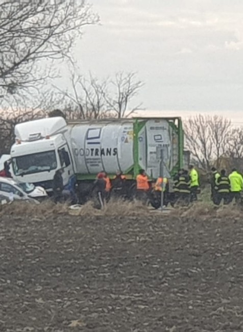Pri nehode sa zrazila cisterna a osobné auto. Na mieste zasahuje vrtuľník