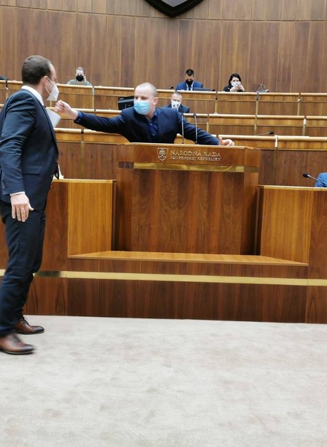 Roztržka v parlamente 