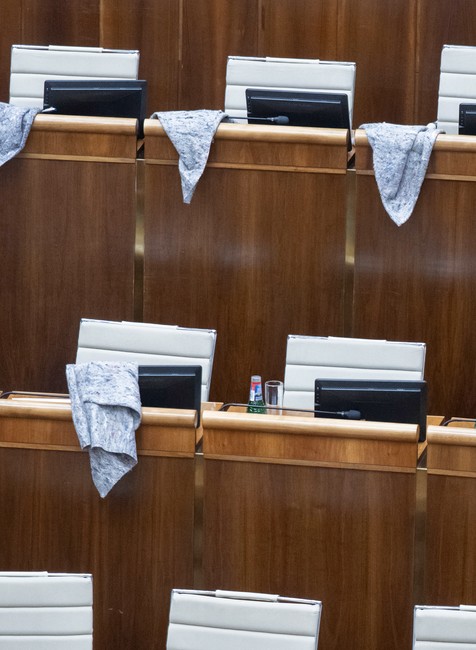 44. schôdza Národnej rady SR - mimoriadna. Vyslovenie nedôvery ministrovi dopravy SR Jozefovi Rážovi.