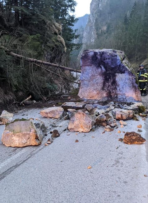 Cestu zaterasil obrovský balvan