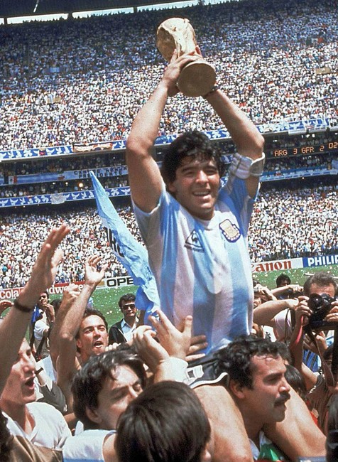 Maradona s trofejou majstra sveta (1968)
