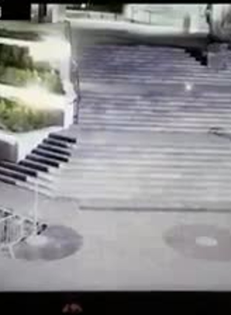 [multi] Nahý muž sa len s kuklou na hlave prechádzal ulicami nočnej Bratislavy 4535