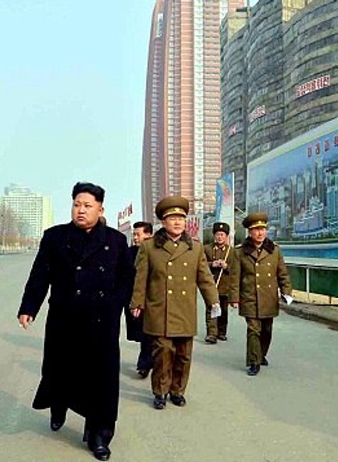 Kim Čong-un prechádzka po obytných priestoroch