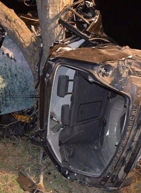 Mladík neprežil nočný náraz auta do stromu.