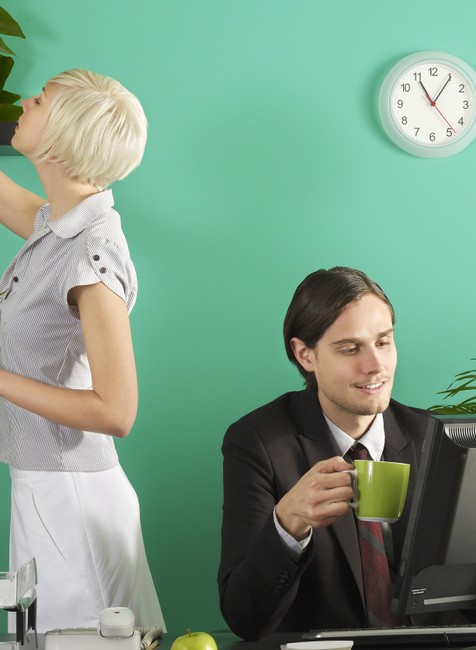 žena muž práca žena zalieva kyticu muž za počítačom