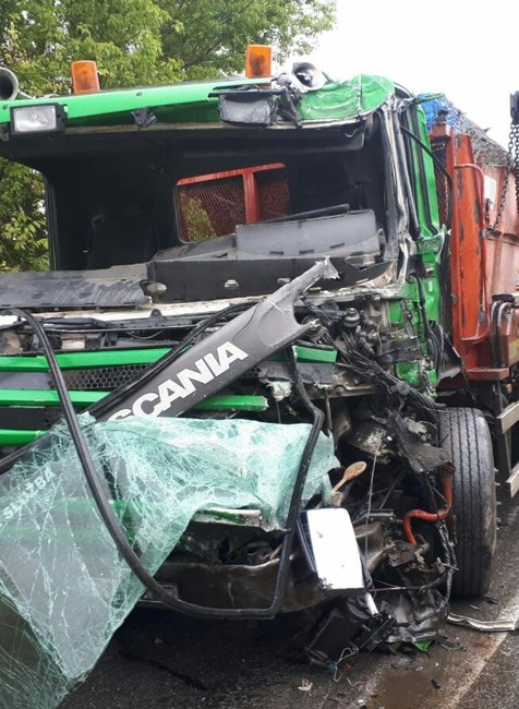 Vážna nehoda dvoch kamiónov. Cestu v oboch smeroch uzavreli