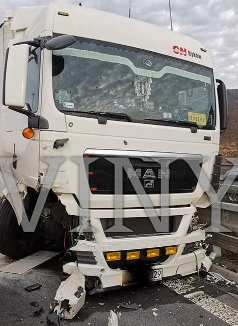 Kamionista vletel do odstaveného auta. Doprava na R1 pri Žarnovici zostala ochromená