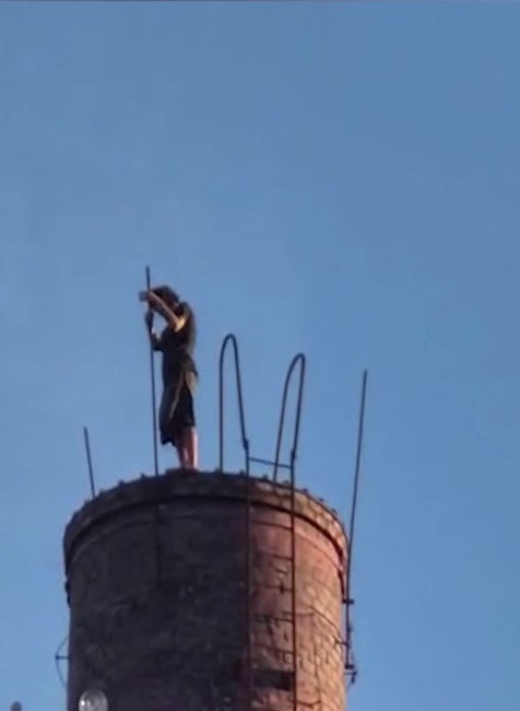 mladik liezol na poskodeny komin