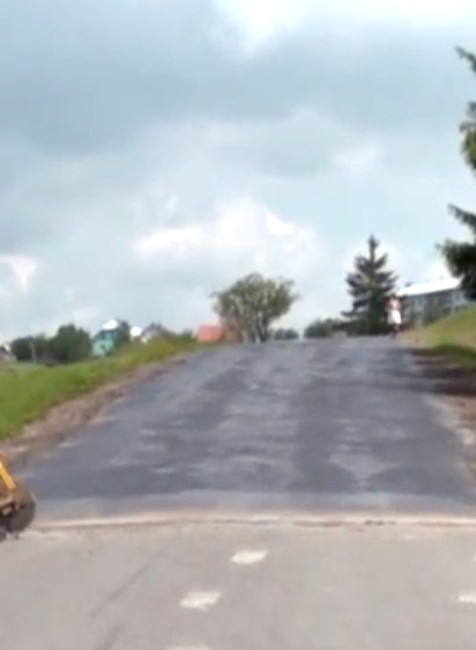 V jednej hladký asfalt v druhej tankodrom. Sú obce, kde pre jeden výtlk položia nový koberec