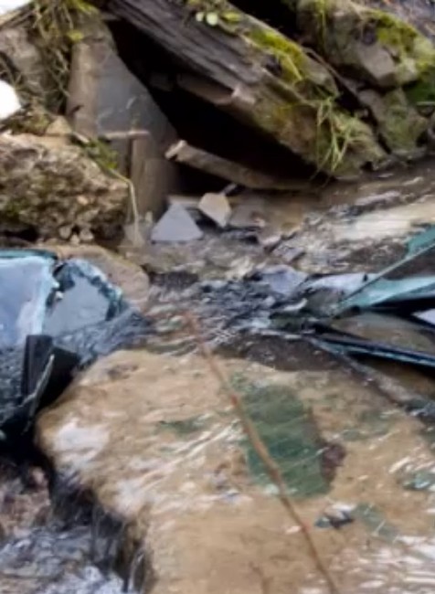 Auto objavili v hlbokej rokline. Ako sa tam dostalo, ostáva záhadou