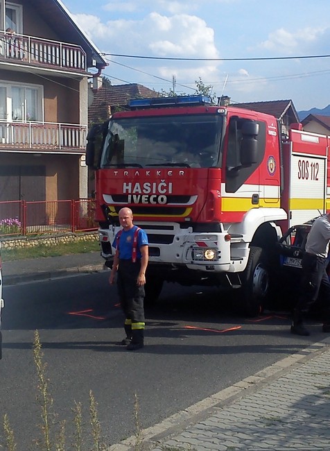 Dnes krátko po 16-tej hodine sa v  Liptovskej Ondrašovej zrazilo hasičské auto s osobným autom. Vodička osobného auta nedala prednosť hasičskému autu. Zranená vodička osobného auta bola prevezená do Liptovskomikulášskej nemocnice.
