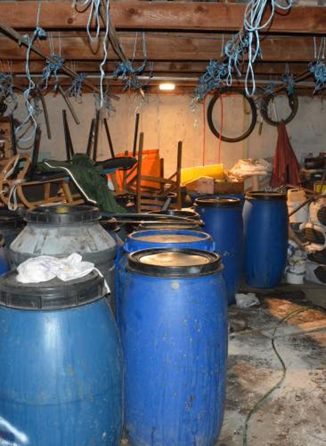 Explózia v nelegálnej pálenici. Muži utrpeli vážne zranenia