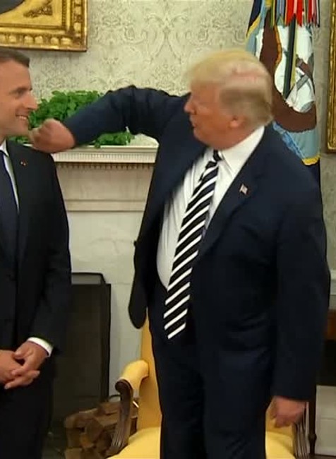 Vrúcne objatia, bozky a náklonnosť. Vzťahy Trumpa a Macrona sú nadštandardné 15532