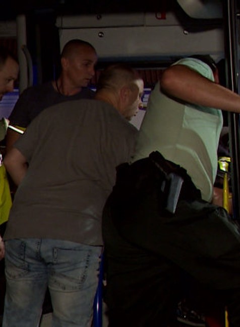 Čelná zrážka autobusu a auta sa skončila tragédiou