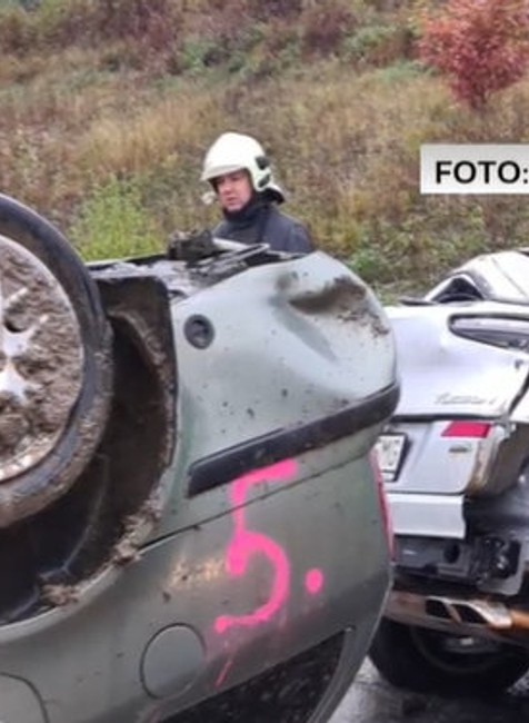 Autá skončili na streche, hlásia zranených.