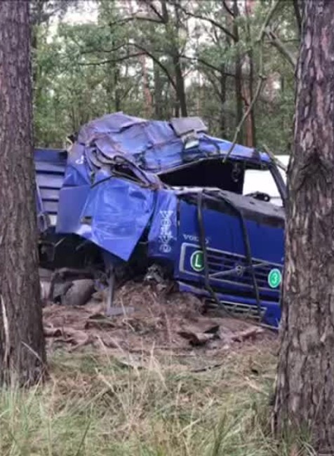 Nehoda kamióna si vyžiadala jednu obeť. Na mieste musel zasahovať vrtuľník7163