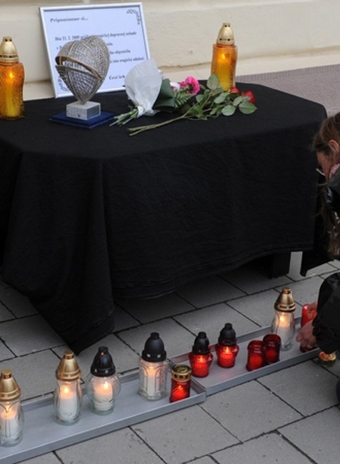 polomka spomienka zena sviecky pamatnik banovce