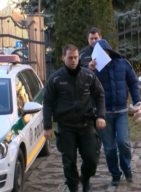 Skupinu mladých ľudí napadol sekerou a následne ich dokopal. Teraz sa postavil pred súd