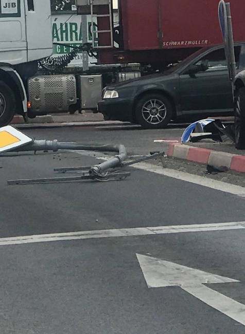 zničené auto a značky po nehode