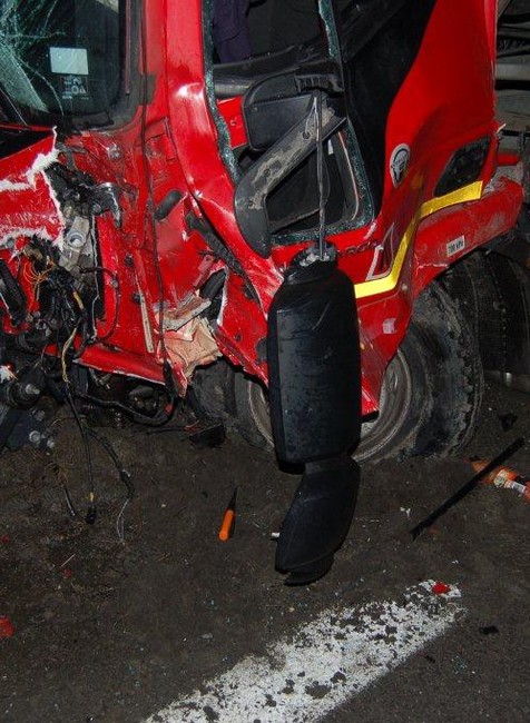 Čelnú zrážku neprežil vodič osobného auta