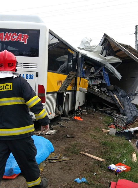 Pri zrážke autobusu a kamiónu zomreli dvaja ľudia 2