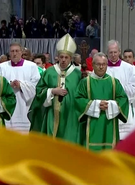 Nečakané rozhodnutie z Vatikánu. Budú sa môcť kňazi ženiť?