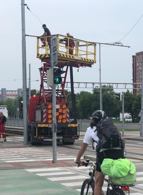 Nehoda ochromila električkovú dopravu v Petržalke. Trakčné vedenie je poškodené