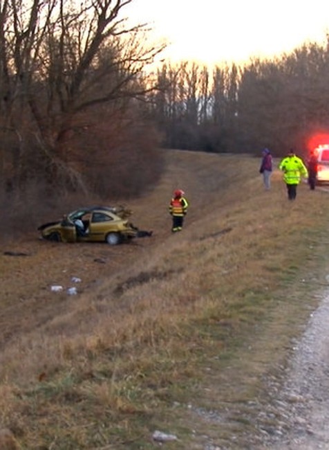 Muž pri venčení psa objavil vrak auta. Z dvoch mladíkov jeden nehodu neprežil