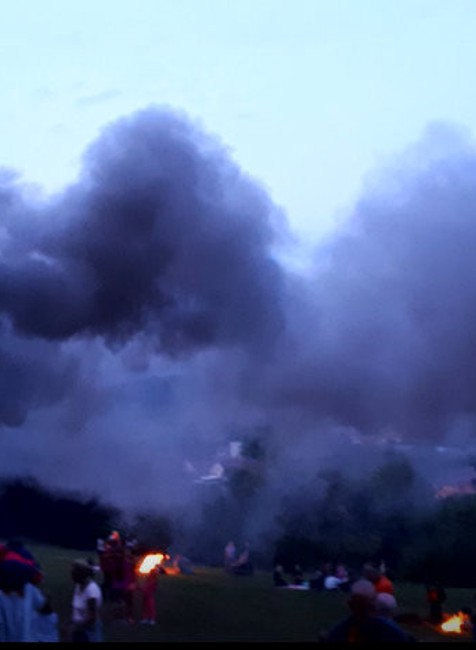 Oslavy SNP vyvrcholili pálením tradičnej vatry. Po zapálení sa ale začal šíriť hustý a štipľavý dym