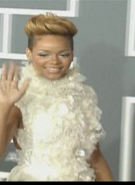 grammy-rihanna na cervenom koberci