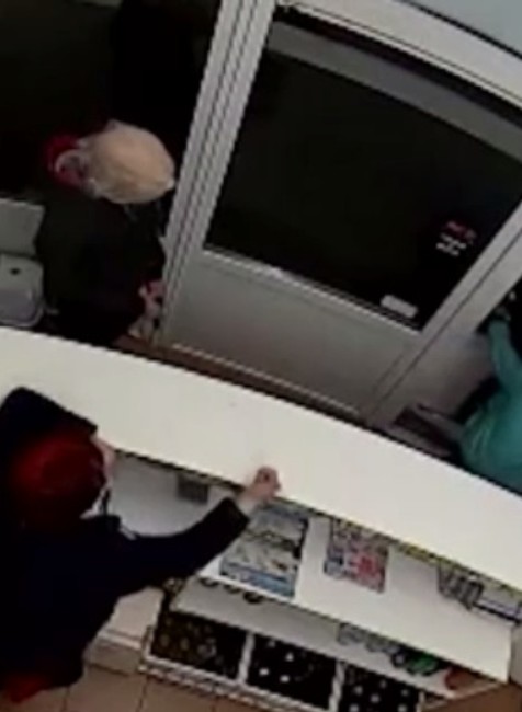 VIDEO: Žiaci základnej školy vytiahli pištoľ na 65-ročnú predavačku