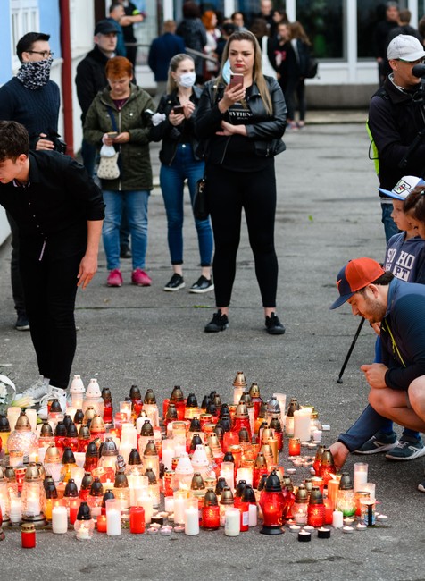 Tragédia vo Vrútkach otriasla Slovenskom. Ľudia si uctili pamiatku učiteľa, ktorý položil svoj život, aby zachránil žiakov