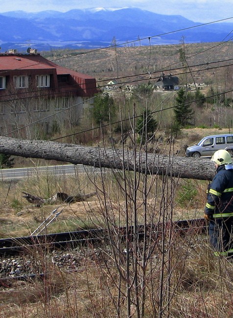 Mesto Vysoké Tatry vyhlásilo v piatok ráno mimoriadnu situáciu. Dôvodom bol silný vietor, ktorý preshoval rýchlosť aj 100 km/h