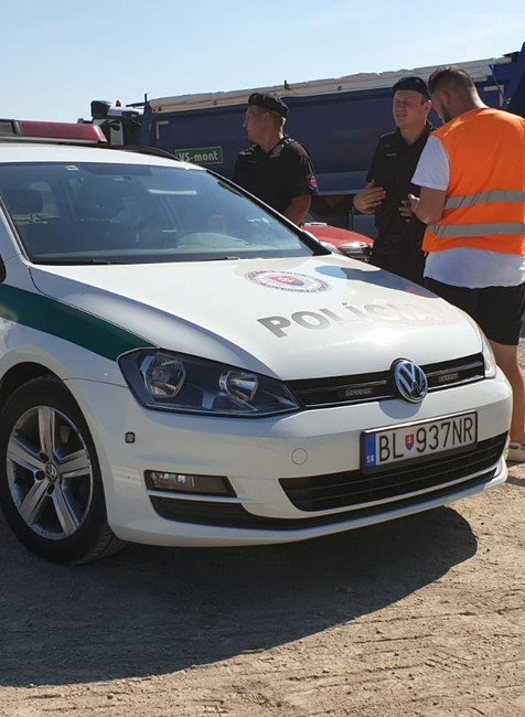 Policajti a hasiči zasahujú na bratislavskom obchvate D4R7