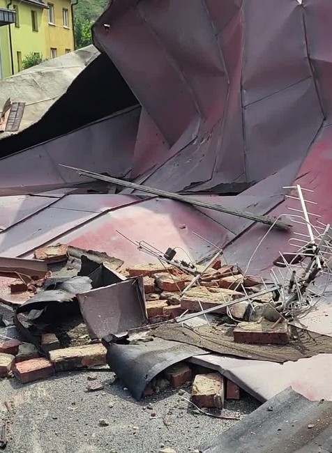 [multi] Spadnutá strecha búrka 390