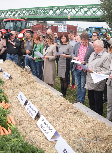Opozícia pred farmármi 