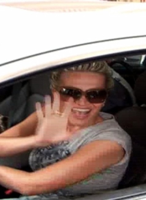 dara rolins v aute smeje sa, pixelove